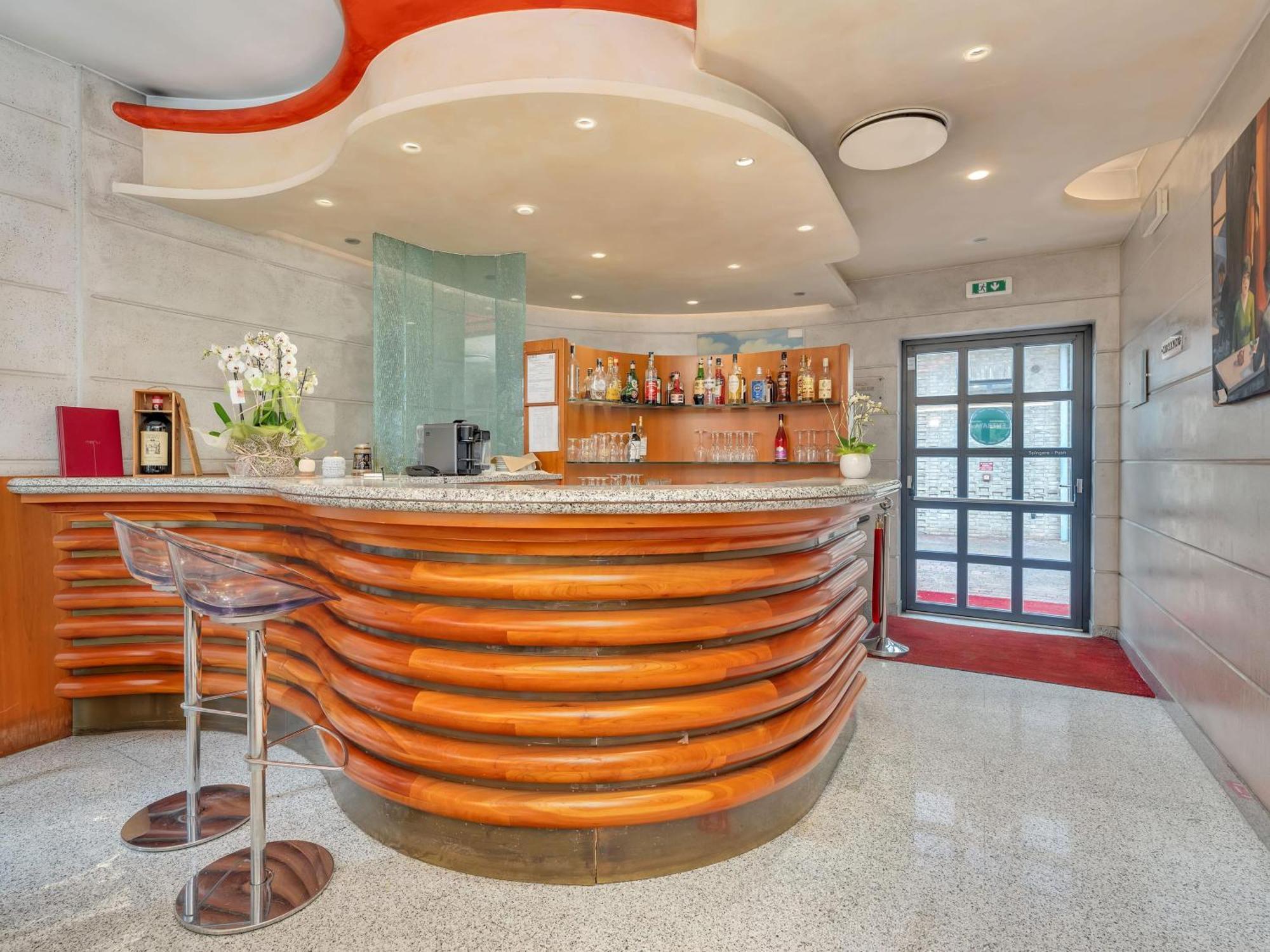 B&B Hotels Hotel Prestige Ornago Bagian luar foto